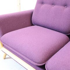 展示品◆ADAL(アダル)社のバックス 2人掛けソファです。丸みを帯びたフォルムが優しい印象のラブソファー。オーク材のナチュラルなフレームとパープルのファブリックがインテリアのアクセントに