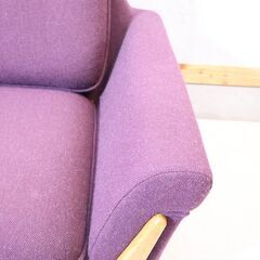 展示品◆ADAL(アダル)社のバックス 2人掛けソファです。丸みを帯びたフォルムが優しい印象のラブソファー。オーク材のナチュラルなフレームとパープルのファブリックがインテリアのアクセントに