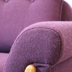 展示品◆ADAL(アダル)社のバックス 2人掛けソファです。丸みを帯びたフォルムが優しい印象のラブソファー。オーク材のナチュラルなフレームとパープルのファブリックがインテリアのアクセントに