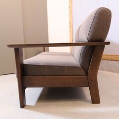 KASHIWA(柏木工) ソフィー オーク材 2人掛けソファーです。重厚感のあるオーク材のフレームが魅力的な2シーターソファ。温もりのあるナチュラルな質感は北欧スタイルや和の空間にもオススメ♪