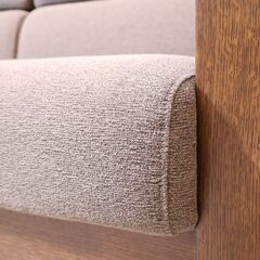 KASHIWA(柏木工) ソフィー オーク材 2人掛けソファーです。重厚感のあるオーク材のフレームが魅力的な2シーターソファ。温もりのあるナチュラルな質感は北欧スタイルや和の空間にもオススメ♪