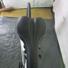 Ｄ771　★21000円★整備済み スポーツ中古自転車 air-on【クロスバイク 　白　700C　43ｃｍ 】