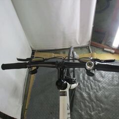 Ｄ771　★21000円★整備済み スポーツ中古自転車 air-on【クロスバイク 　白　700C　43ｃｍ 】