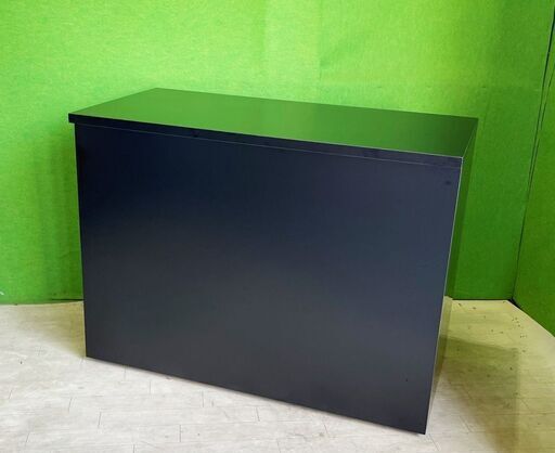 (使用頻度少なく美品)　木製　ブラックカラーのカウンター　キャスター付き ■R-100