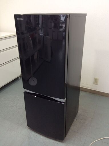 JT9530【TOSHIBA/東芝 2ドア冷蔵庫】美品 2018年製 GR-P15BS-K 家電 キッチン 冷蔵冷凍庫 右開き 153L