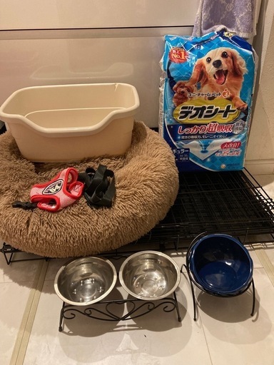 ゲージ、ベッド、シート、小物入れ、餌入れ、リードなど