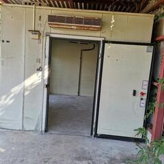 断熱性のアルミパネルのプレハブ 倉庫(約135坪の土地付き)を1万円でお譲りします