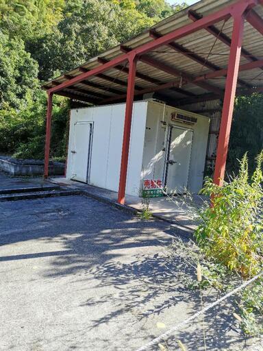 断熱性のアルミパネルのプレハブ 倉庫(約135坪の土地付き)を1万円でお譲りします