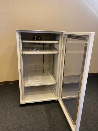 サーバーラックHLD-N105\u003c19インチラック\u003eファン付、棚数３段、扉鍵2錠あり　ユニット数　19U キャスター付(ストッパーあり)  製造元　SDS（株）
