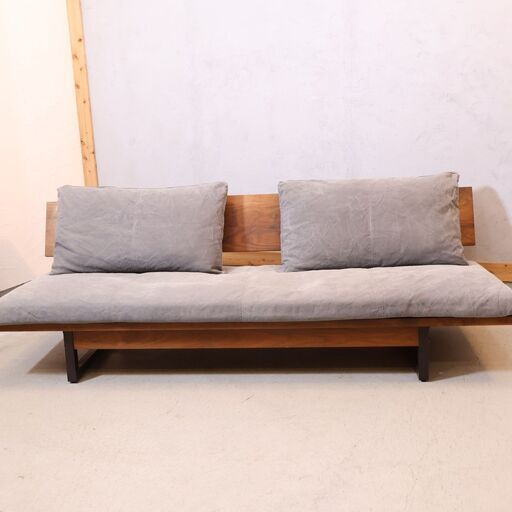 Hiromatsu Furniture(広松木工)のFREX(フレックス) ソファです。節あり無垢材を大胆に背板にした3人掛けソファ。ストーンウォッシュ風加工の生地と天然木にスチール脚がアクセント♪