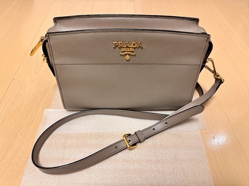 PRADA サフィアーノ　ショルダーバッグ　レディース