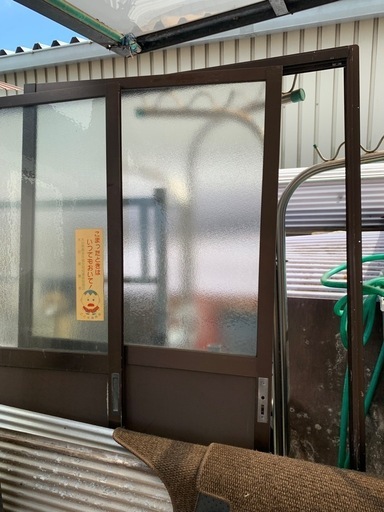 売り止め　サツシ引き戸　枠有ります