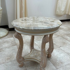 フレンチアンティークなサイドテーブルです?