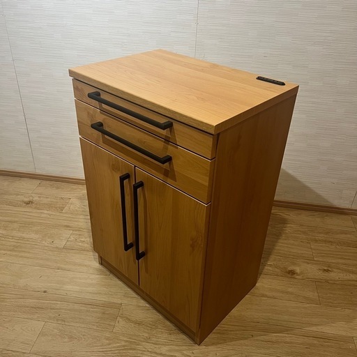 未使用　間仕切りカウンター　ナチュラル　幅60　キャビネット　引出　スライド棚　黒取っ手　コンセント付き　背面化粧