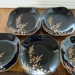 金が装飾してある皿　5枚