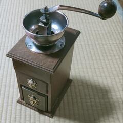 レトロな一品！手挽きコーヒーミル 引き出し付き ガラス容器付き レトロな一品！手挽きコーヒーミル 引き出し付き ガラス容器付き
