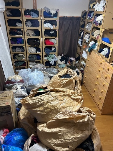 衣服まとめ売り　約8000枚　収納用袋、ボックス込み