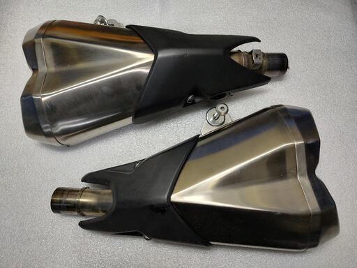 Kawasaki　Z1000 2014年式　並行輸入車　逆車サイレンサーマフラー 左右   純正 中古部品  品薄 希少品 車検用