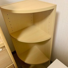 部屋の隅っこにピッタリの棚(木目風)