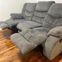 (現在取引中)リクライニング付き3人掛けソファー