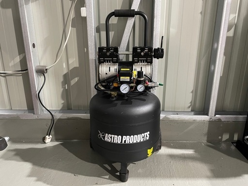 アストロ　プロダクツ 縦型　サイレント　コンプレッサー 38L 中古 静音 エアーコンプレッサー エアコンプレッサー 100V コンプレッサー