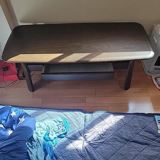 丸みがあり落ち着いた木目テーブルになります