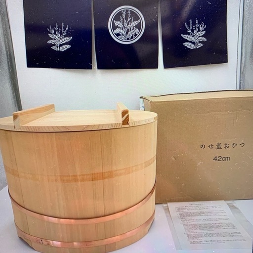 定価43000円 アウトレット 特大 木製高級さわら のせ蓋 おひつ 特大  高級さわら のせ蓋おひつ 木製 直径42cm 5升 新品 山下工芸 調理器具 料理 日本食　ご飯　米櫃 白米 寿司 レストラン 業務用　キャンプ バーベキユー 災害 保管容器 調理容器 料理