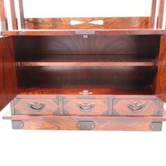 岩手の伝統工芸家具、岩谷堂箪笥 欅材を使用した漆塗り茶棚です。桐紋様の南部鉄器がアクセントのサイドボード。スッキリしたデザインは収納力もあり店舗などの飾り棚としても♪