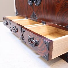 岩手の伝統工芸家具、岩谷堂箪笥 欅材を使用した漆塗り茶棚です。桐紋様の南部鉄器がアクセントのサイドボード。スッキリしたデザインは収納力もあり店舗などの飾り棚としても♪