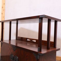 岩手の伝統工芸家具、岩谷堂箪笥 欅材を使用した漆塗り茶棚です。桐紋様の南部鉄器がアクセントのサイドボード。スッキリしたデザインは収納力もあり店舗などの飾り棚としても♪