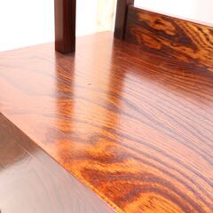 岩手の伝統工芸家具、岩谷堂箪笥 欅材を使用した漆塗り茶棚です。桐紋様の南部鉄器がアクセントのサイドボード。スッキリしたデザインは収納力もあり店舗などの飾り棚としても♪