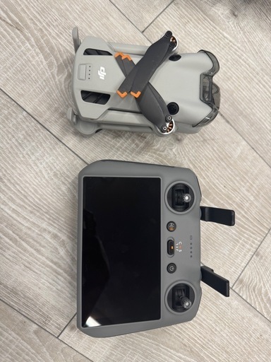 DJIドローン本体とリモコン
