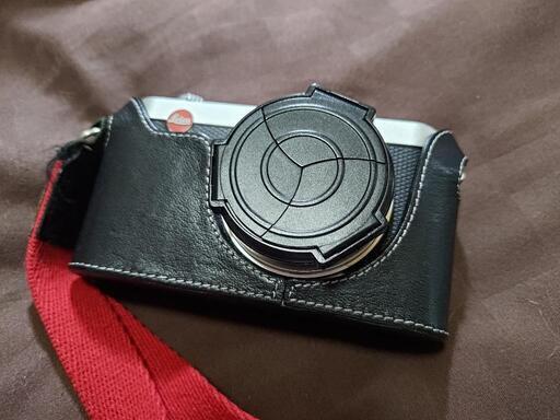 【県内配達可】高級デジカメ Leica X2 ライカ オートレンズキャップ 新品サードパーティバッテリー付属（4つ）