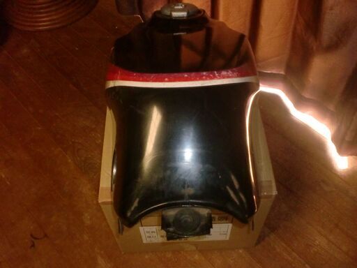 cbr400f ガソリンタンク当時物　キズ塗装浮き錆有り　燃料コック　センサー付き cbr400f ガソリンタンク当時物 キズ塗装浮き錆有り 燃料コック