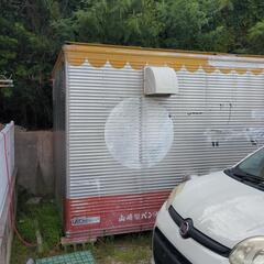 アルミの箱になります。