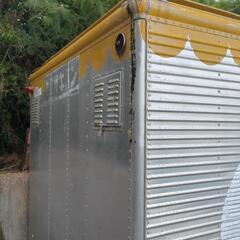 アルミの箱になります。