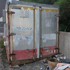 アルミの箱になります。