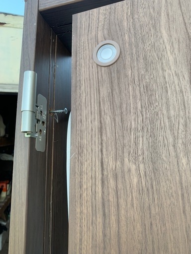 ②部屋のドアです　綺麗です　枠も有りま