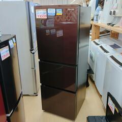 Hisense✨3ドア冷蔵庫✨HR-G2801BR✨282Ｌ✨2019年製✨チャコールウッドカラー、使用に伴うキズあり・動作確認済(保証３ヵ月）・洗浄・除菌済み✨USED品【こちらは店舗です。浜村鹿野温泉ICから3分 買取本舗 宮本リサイクル 営業時間9～19時 定休日水曜のみ】