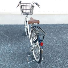 中古自転車多数販売中!　試乗して下さい!　早い者勝ち!　ご来店ください!　ハンドル一体型　U型フロントバスケット　子乗せ対応　安定両立スタンド　ハンドル機能　ビン鋲おしゃれサドル　F22インチ　R26インチ　ホワイト　内装3段変速　オートライト　お買い物に便利!!　売れてます!　早い者勝ち!　外観状態は全体的に極めて良好と思います!　m49