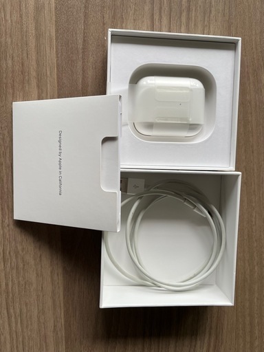 AirPods 2 (エアポッツ第2世代 - MRXJ2JA) with Wireless Charging Case (ワイヤレス充電)
