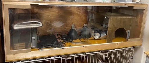 自作の大型爬虫類飼育ケージと\n飼育用品