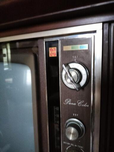 昭和レトロな家具調カラーテレビ