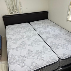 跳ね上げ式クイーンベッド