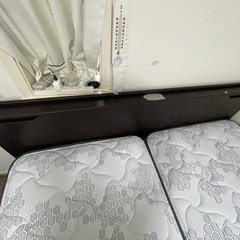 跳ね上げ式クイーンベッド