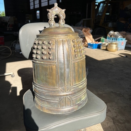 大きな吊り鐘 真宗大谷派の#楽喚鐘台 です。 #欅 製で#吊金具 が付いて