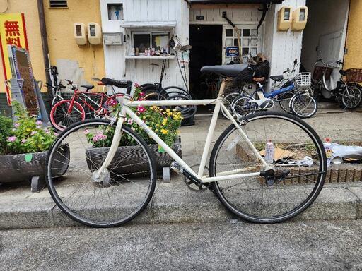 クロスバイク　７００Ｃ　サドル　新品　白　配達可能