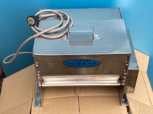 ニューUT澱粉散粉機 打ち粉散布装置 製麺/餃子等 単相100V 50Hz アミ0.5ミリ 動作品