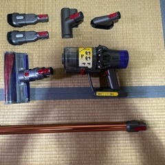 Dyson V10 SV12 コードレス掃除機　充電器付属