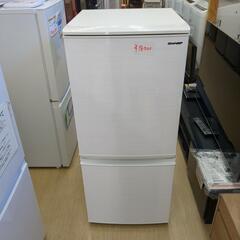 SHARP✨2ドア冷蔵庫✨SJ-D14F-W✨137Ｌ✨2020年製✨ホワイトカラー,細かい傷、動作確認済(保証３ヵ月）・洗浄・除菌済み✨USED品【こちらは店舗です。浜村鹿野温泉ICから3分 買取本舗 宮本リサイクル 営業時間9～19時 定休日水曜のみ】